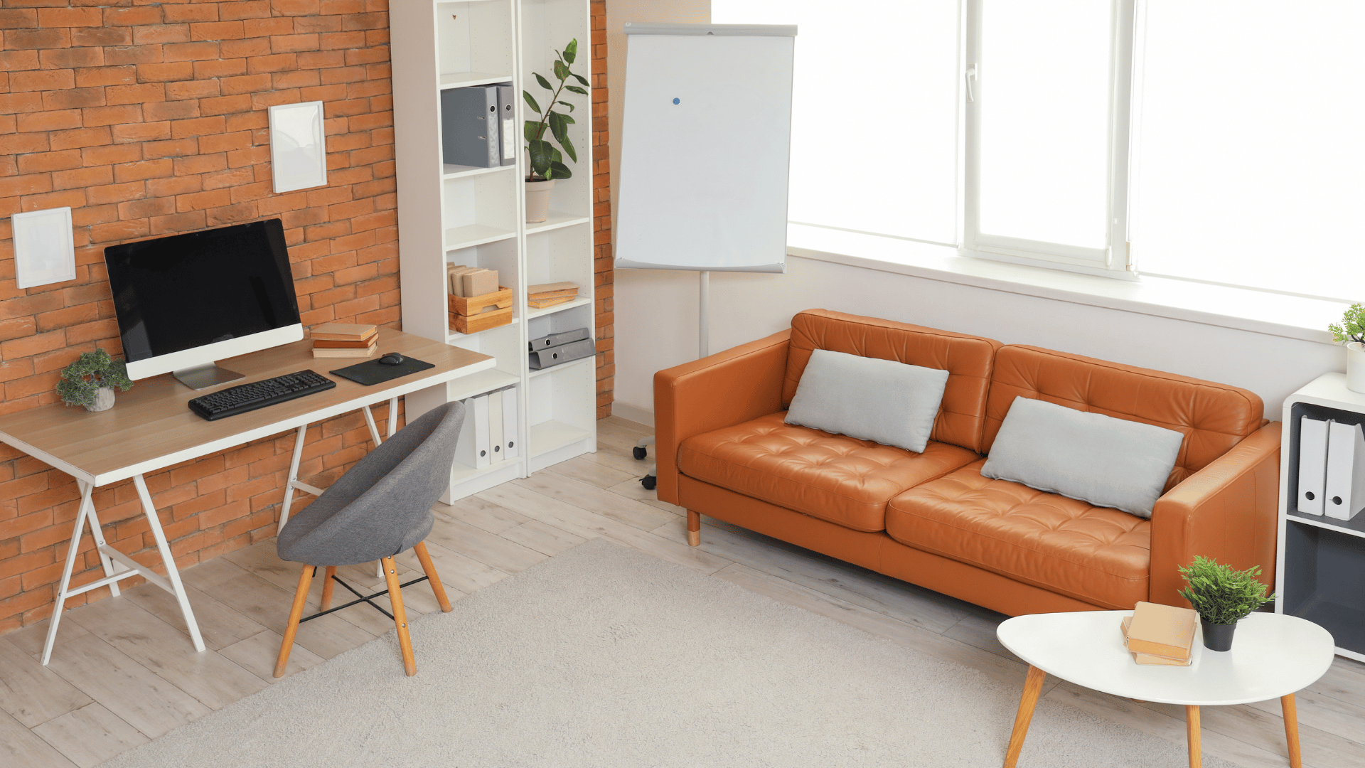 Pekná pohovka v domácej kancelárii navodí atmosféru elegancie a pozdvihne váš home office na vyššiu úroveň